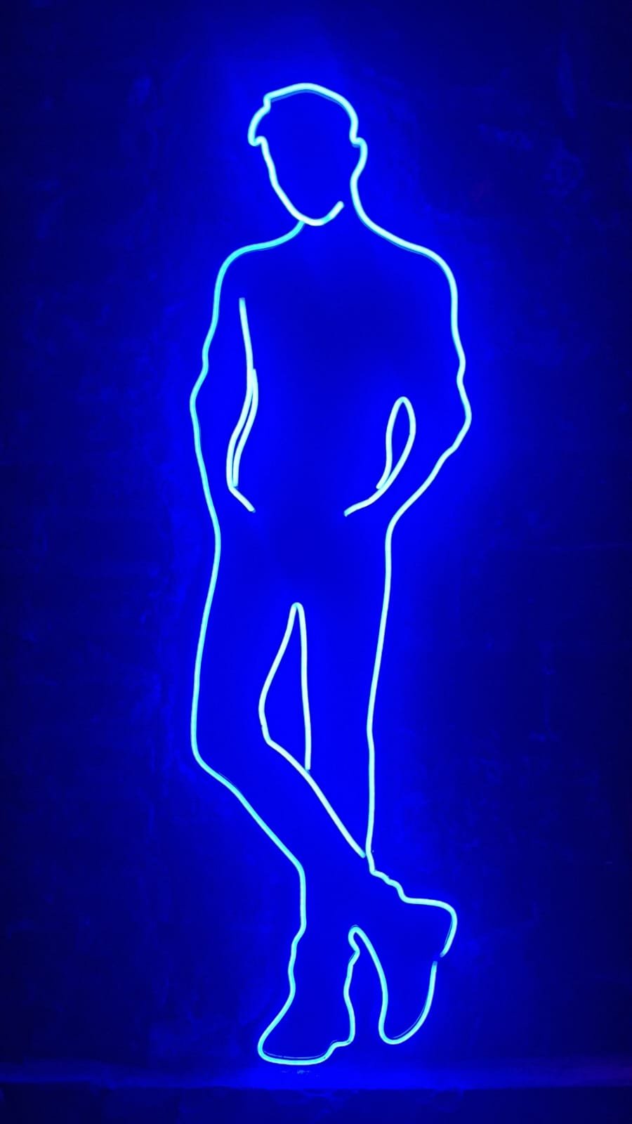 Figura masculina en neón azul