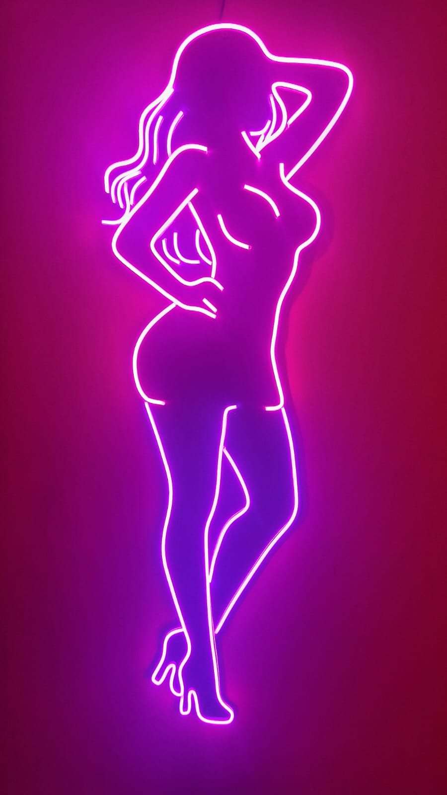 Figura femenina en neón rosa
