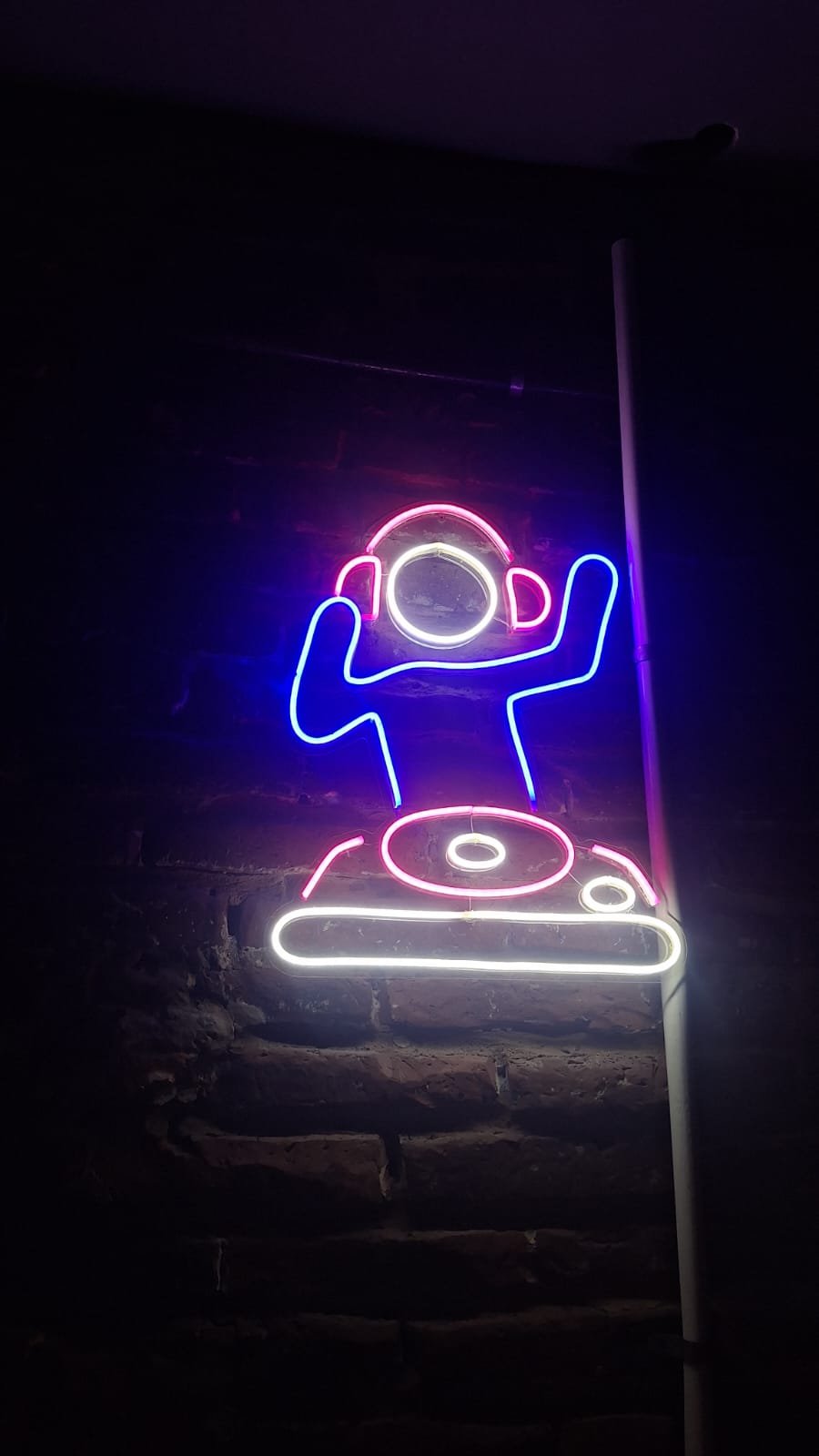 DJ en neón multicolor