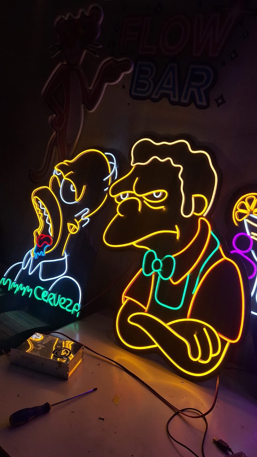 Cartel de neón de Moe y Pantera