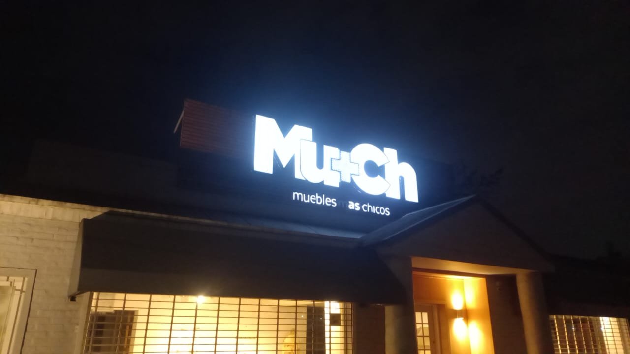 Cartel luminoso para tienda Much