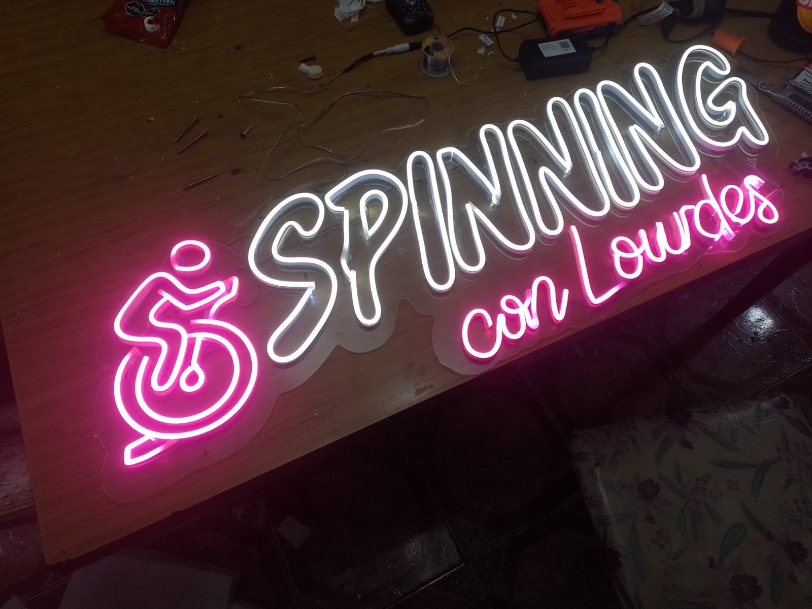 Cartel neón Spinning con Lourdes